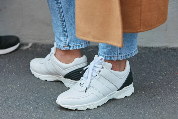Женщина в белых туфлях от Chanel и синих джинсах перед показом Sportmax, уличный стиль Миланской недели моды 22 сентября 2017 года в Милане . — стоковое фото