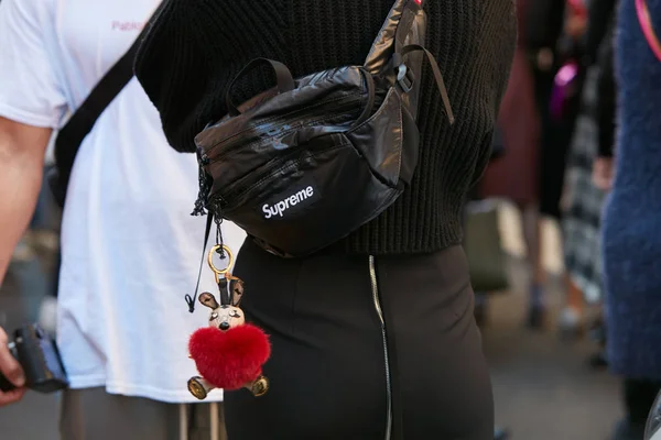 Mujer con bolsa suprema negra con marioneta con corazón de piel roja antes del desfile de moda Sportmax, Milan Fashion Week street style el 22 de septiembre de 2017 en Milán . —  Fotos de Stock