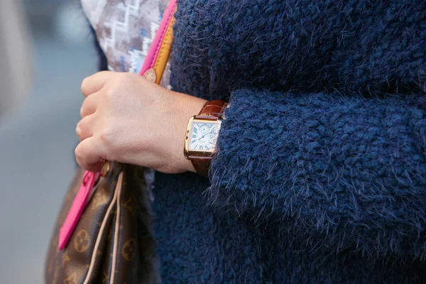 Woman with Cartier golden watch with brown crocodile strap before Sportmax fashion show, Milan Fashion Week street style on September 22, 2017 in Milan. — ストック写真