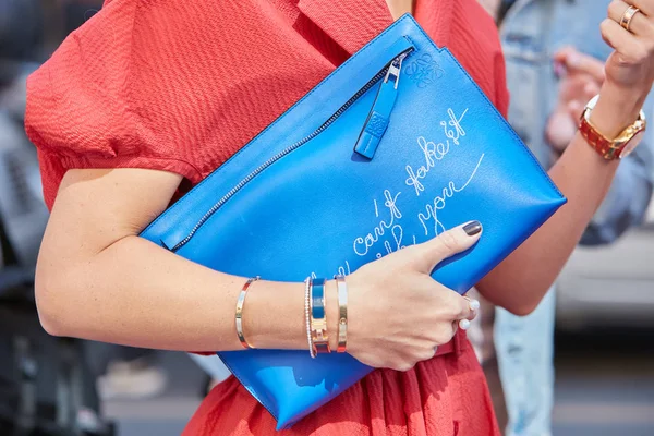 Mulher com pulseiras Cartier douradas e bolsa Loewe couro azul antes do desfile de moda Sportmax, estilo de rua Milan Fashion Week em setembro 22, 2017 em Milão . — Fotografia de Stock