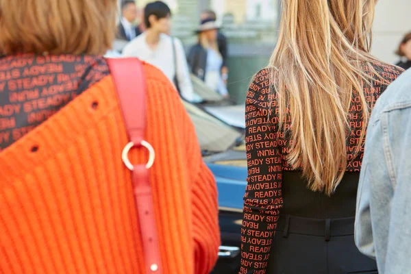 Woman with black and orange writings shirt before Sportmax fashion show, Milan Fashion Week street style on September 22, 2017 in Mediolan. — Zdjęcie stockowe