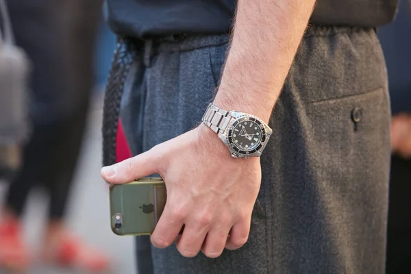 Mann mit Seiko-Uhr und Smartphone in der Hand vor der Sportmax-Modenschau, Mailänder Modewoche Streetstyle am 22. September 2017 in Mailand. — Stockfoto