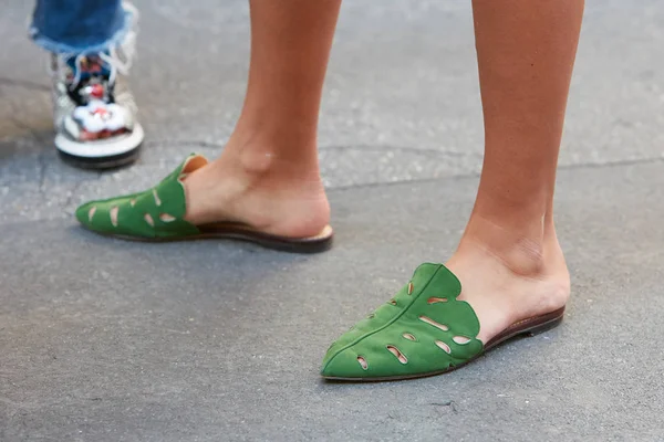 Mujer con forma de hoja zapatos verdes antes del desfile de moda Sportmax, Milan Fashion Week street style on septiembre 22, 2017 in Milan . —  Fotos de Stock