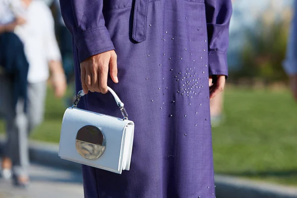 Woman with purple dress with glitter and Roberto di Stefano bag before Marco de Vincenzo fashion show, Milan Fashion Week street style on September 22, 2017 in Milan. — 스톡 사진