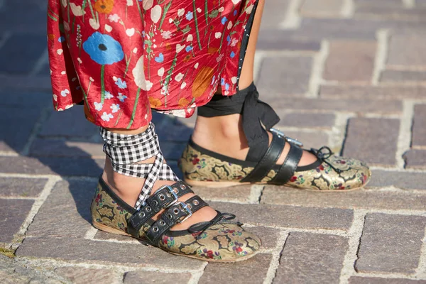 Женщина в обуви с цветочными украшениями, поясами и красным платьем перед показом мод Marco de Vincenzo, уличный стиль Миланской недели моды 22 сентября 2017 года в Милане . — стоковое фото