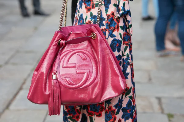 Женщина с красной вишней Gucci сумка и платье цветочный дизайн перед показом мод Versace, Милан Неделя моды стиль на улице 22 сентября 2017 года в Милане . — стоковое фото