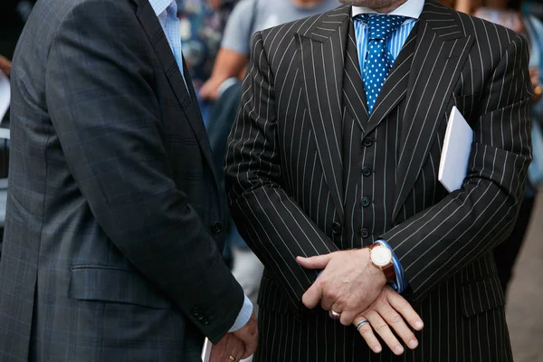 Homem com traje pinstripe e gravata de bolinhas azul e branco antes do desfile de moda Versace, estilo de rua Milan Fashion Week em setembro 22, 2017 em Milão . — Fotografia de Stock