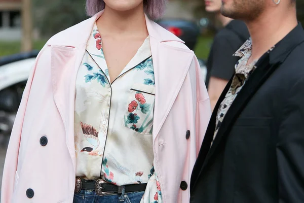 2017年9月22日，米兰时装周街头风格的凡尔赛斯时装秀前，身穿粉色风衣和白色丝绸衬衫、头戴花卉和鸟类图案的女性. — 图库照片