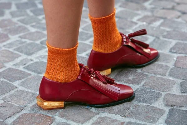 Mujer con zapatos de cuero rojo con calcetines naranjas y tacón transparente antes del desfile de moda Versace, Milan Fashion Week street style on septiembre 22, 2017 in Milan . —  Fotos de Stock