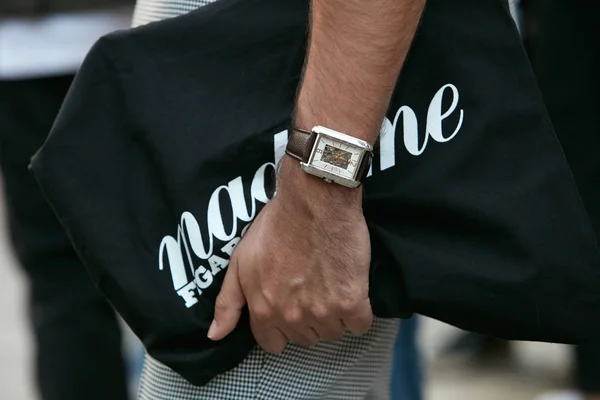 Homem com bolsa Madame Figaro e relógio Tommy Hilfiger antes Giorgio Armani desfile de moda, Milan Fashion Week street style em setembro 22, 2017 em Milão . — Fotografia de Stock