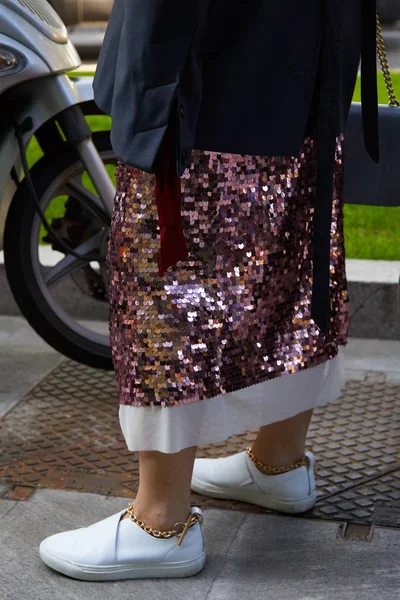 在2017年9月22日于米兰举行的米兰时装周街头时装秀之前，身穿粉色亮片裙和金色脚镯的女性. — 图库照片
