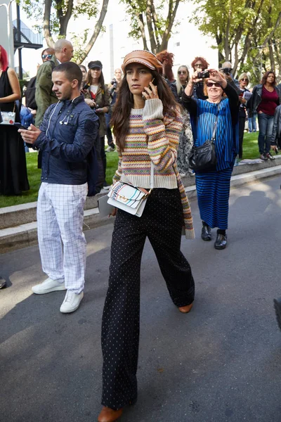 Giorgio Armani defilesinden önce Chiara Totire, Milano Moda Haftası sokak stili 22 Eylül 2017'de Milano'da.