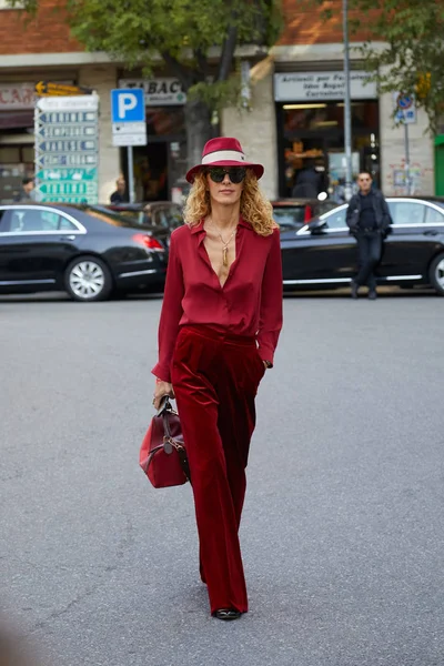 Giorgio Armani defilesinden önce kırmızı kadife pantolon ve şapkalı Elina Halimi, Milano Moda Haftası sokak stili 22 Eylül 2017'de Milano'da.