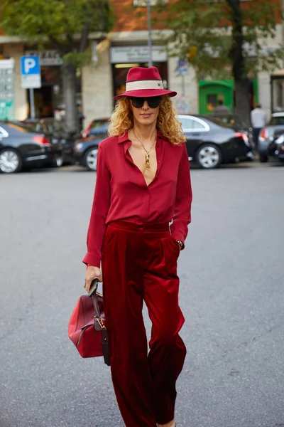 Giorgio Armani defilesinden önce kırmızı kadife pantolon ve şapkalı Elina Halimi, Milano Moda Haftası sokak stili 22 Eylül 2017'de Milano'da.