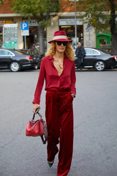 Giorgio Armani defilesinden önce kırmızı kadife pantolon ve şapkalı Elina Halimi, Milano Moda Haftası sokak stili 22 Eylül 2017'de Milano'da.