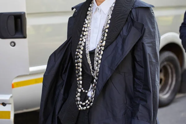 Giorgio Armani defilesinden önce mavi trençkotlu ve uzun gümüş kolyeli kadın, Milan Moda Haftası 22 Eylül 2017 'de Milano' da.