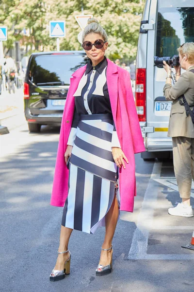 Bella Potemkina con abrigo rosa y vestido a rayas blancas y negras antes del desfile de Giorgio Armani, Milan Fashion Week street style el 22 de septiembre de 2017 en Milán . —  Fotos de Stock