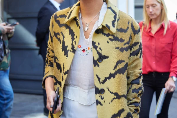 Mulher com jaqueta padrão de pele de tigre antes do desfile de moda Sportmax, estilo de rua Milan Fashion Week em setembro 22, 2017 em Milão . — Fotografia de Stock