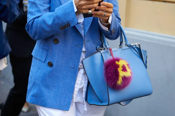 Człowiek z niebieską skórzaną torbą i płaszczem przed pokazem mody Sportmax, Milan Fashion Week Street Style 22 września 2017 w Mediolanie — Zdjęcie stockowe
