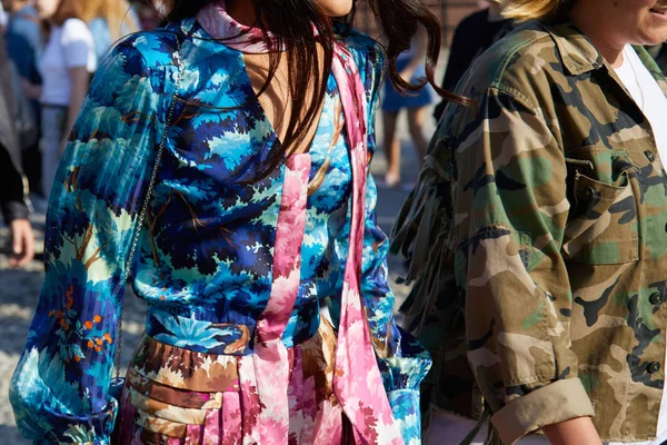 Mujer con vestido con patrón de árboles azules y rosados y chaqueta militar antes del desfile de moda Marco de Vincenzo, Milan Fashion Week street style on septiembre 22, 2017 in Milan . —  Fotos de Stock