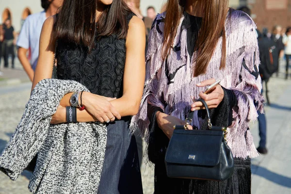 Frauen mit Rolex-Uhr und lila Fransenkleid vor der Modenschau von Marco de Vincenzo, Mailänder Modewoche Streetstyle am 22. September 2017 in Mailand. — Stockfoto