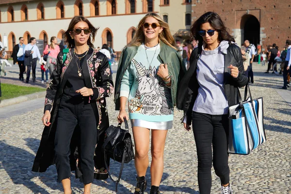 Три женщины, идущие перед показом мод Марко де Винченцо, в стиле уличной недели моды в Милане 22 сентября 2017 года . — стоковое фото