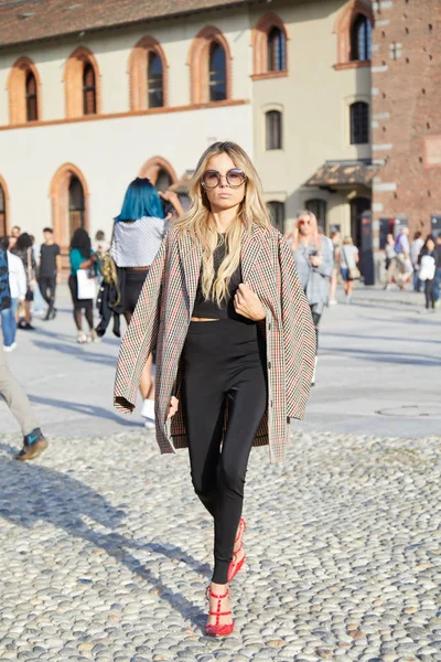 Erica Pelosini walking before Marco de Vincenzo fashion show, Milan Fashion Week street style on September 22, 2017 in Milan. — Stock Photo, Image