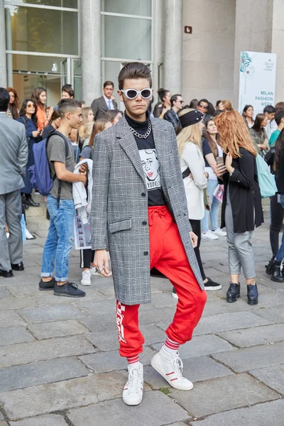 Hombre con pantalones rojos y chaqueta gris antes del desfile de moda Versace, Milan Fashion Week street style el 22 de septiembre de 2017 en Milán . —  Fotos de Stock