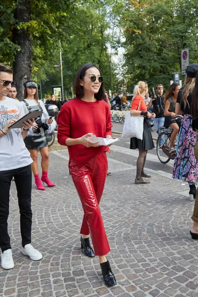 Versace defilesinden önce kırmızı gömlekli ve parlak kırmızı pantolonlu Yoyo Cao, Milan Moda Haftası tarzı 22 Eylül 2017, Milano.
