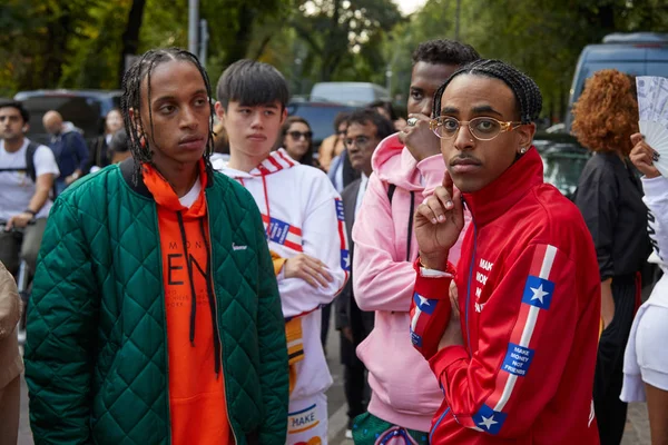 Versace defilesinden önce 'Arkadaş Olmayan Para Kazan' sloganı taşıyan renkli spor kıyafetleri olan genç erkekler, Milan Moda Haftası tarzı 22 Eylül 2017 'de Milano' da.