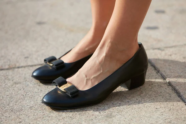 Mujer con zapatos Ferragamo de cuero negro antes del desfile de moda Gabriele Colangelo, Milan Fashion Week street style on septiembre 23, 2017 in Milan . — Foto de Stock