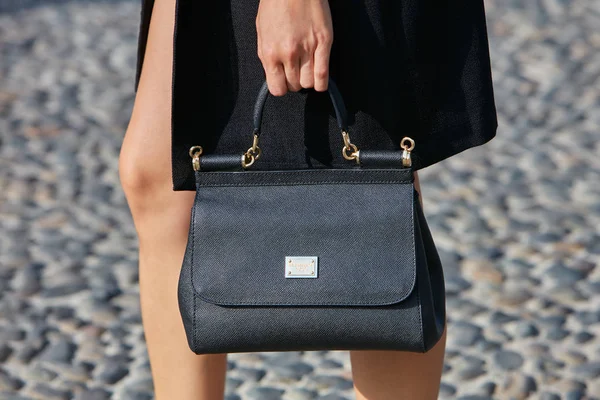 23 Eylül 2017 'de Milan' da Gabriele Colangelo moda defilesinden önce siyah deri Dolce ve Gabbana çantalı bir kadın vardı..