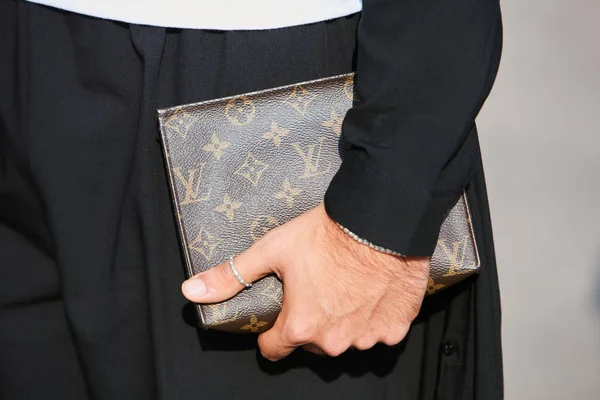 Мужчина с сумкой Louis Vuitton в руках перед показом моды Colangelo, уличный стиль Недели моды в Милане 23 сентября 2017 года . — стоковое фото