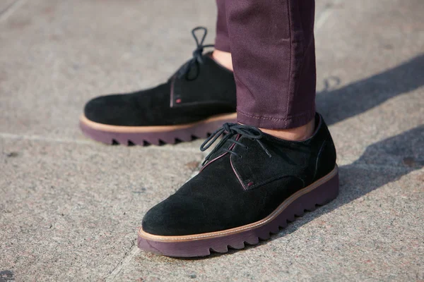 Hombre con zapatos negros con suelas y pantalones morados antes de Gabriele Colangelo desfile de moda, Milan Fashion Week street style on septiembre 23, 2017 in Milan . —  Fotos de Stock