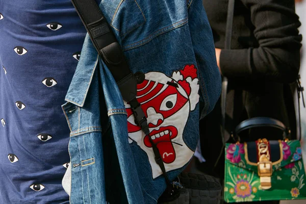2017年9月23日，米兰时装周街道风格的加布里埃尔 · 科朗格罗时装秀前，身穿蓝色牛仔裤外套，头戴白色和红色小丑头饰的女性. — 图库照片