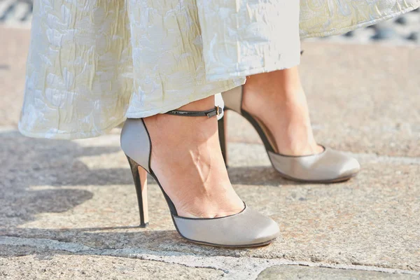 23 Eylül 2017 'de Milan' da Gabriele Colangelo moda defilesinden önce bej ayakkabılı ve uzun etekli bir kadın..