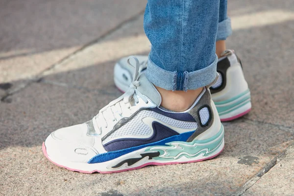 Hombre con zapatillas blancas con ondas azules claras y vaqueros azules antes del desfile de moda Gabriele Colangelo, Milan Fashion Week street style on septiembre 23, 2017 in Milan . —  Fotos de Stock