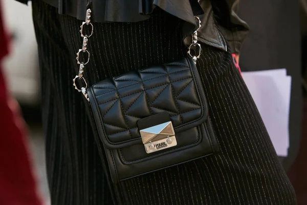 Woman with black leather Karl Lagerfeld bag before Gabriele Colangelo fashion show, Milan Fashion Week street style on September 23, 2017 in Milan — Stock Photo, Image