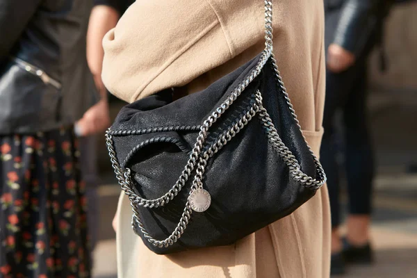 23 Eylül 2017 'de Milan' da Gabriele Colangelo moda defilesinden önce Stella Mc Cartney ve bej ceketli bir kadın..