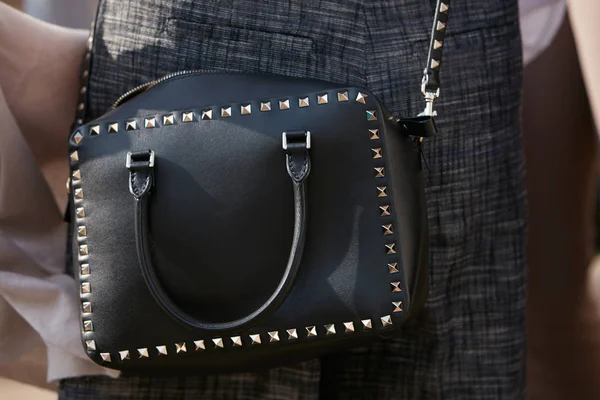 Donna con borsa in pelle nera con borchie d'argento prima della sfilata di Gabriele Colangelo, Milano Fashion Week street style il 23 settembre 2017 a Milano . — Foto Stock