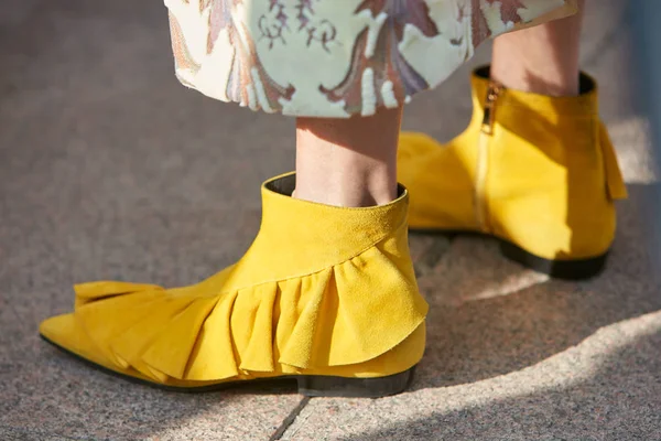 Kobieta w żółtych zamszowych skórzanych butach przed pokazem mody Gabriele Colangelo, Milan Fashion Week street style 23 września 2017 w Mediolanie. — Zdjęcie stockowe