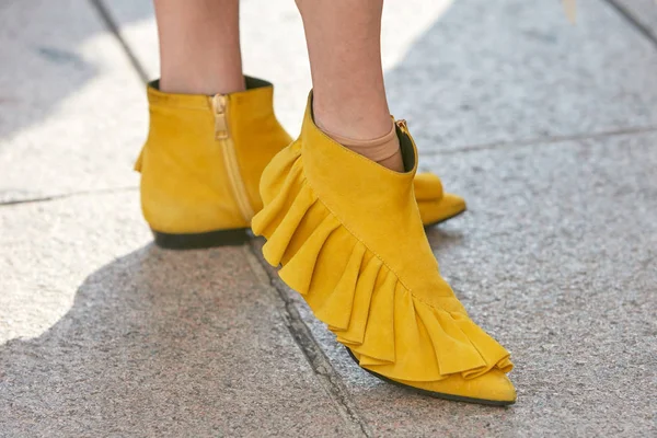 Kobieta w żółtych zamszowych skórzanych butach przed pokazem mody Gabriele Colangelo, Milan Fashion Week street style 23 września 2017 w Mediolanie. — Zdjęcie stockowe