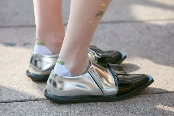 Gabriele Colangelo defilesinden önce gümüş ve siyah deri ayakkabılı kadın, Milan Moda Haftası tarzı 23 Eylül 2017, Milano.