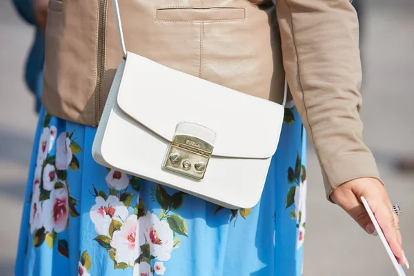 Kvinna med vitt läder Furla väska och blå blommig kjol före Gabriele Colangelo modevisning, Milan Fashion Week street style den 23 september 2017 i Milano. — Stockfoto