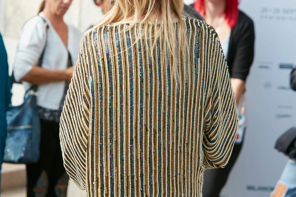 Mulher com jaqueta com ouro e pérolas decoração antes Gabriele Colangelo desfile de moda, Milan Fashion Week street style em setembro 23, 2017 em Milão . — Fotografia de Stock