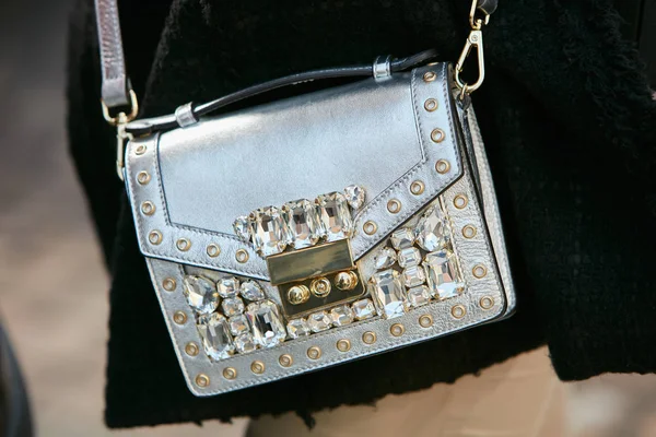 Woman with silver bag with transparent gems decorations before Antonio Marras fashion show, Milan Fashion Week street style on September 23, 2017 in Milan. — Stock Photo, Image