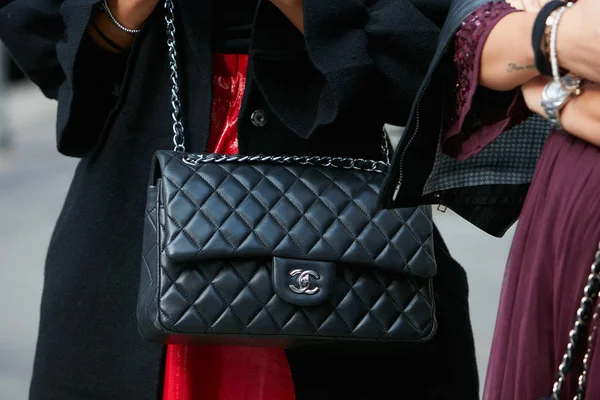 Wanita dengan tas kulit Chanel hitam sebelum pertunjukan busana Antonio Marras, Milan Fashion Week gaya jalanan pada tanggal 23 September 2017 di Milan . — Stok Foto