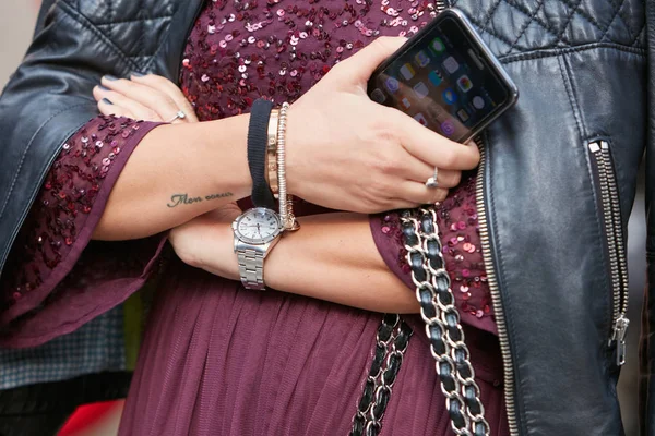 在2017年9月23日于米兰举行的"米兰时装周"时装秀之前，佩带卡地亚手镯手持iphone的劳力士航空王表女子. — 图库照片