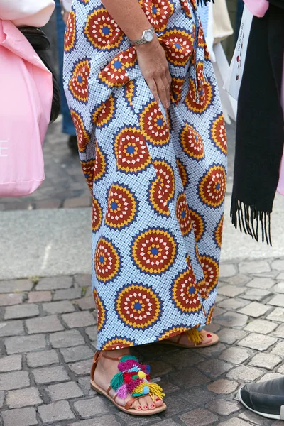 Kobieta w etnicznej spódnicy i sandałach z kolorowym materiałem przed pokazem mody Antonio Marras, Milan Fashion Week street style 23 września 2017 w Mediolanie. — Zdjęcie stockowe