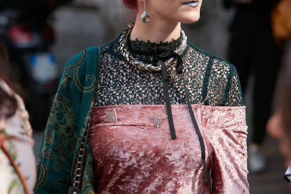 Mulher com camisa de veludo rosa com detalhes de renda preta e capa verde antes do desfile de moda Antonio Marras, estilo de rua Milan Fashion Week em setembro 23, 2017 em Milão . — Fotografia de Stock